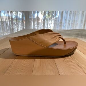 FITFLOP - Twiss - 6 U.S. - Camel / Beige / Tan Leather Flip Flops Sandals